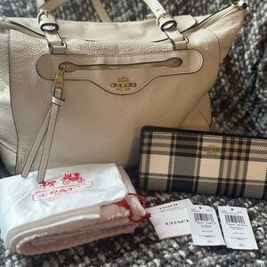 COACH KLEO CARRYALL in chalk with COACH SLIM WALLET in garden plaid